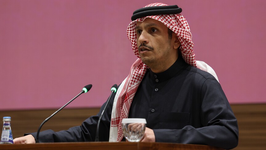 رئيس وزراء قطر يحذر من استخدام مضيق هرمز كورقة تفاوض ويؤكد على حرية الملاحة