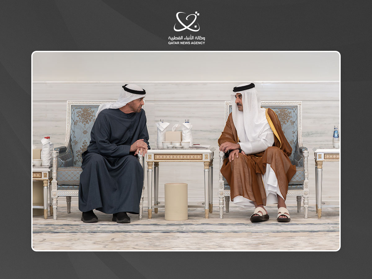 أمير قطر يستقبل رئيس الإمارات لتقديم العزاء في وفاة الأمير الوالد